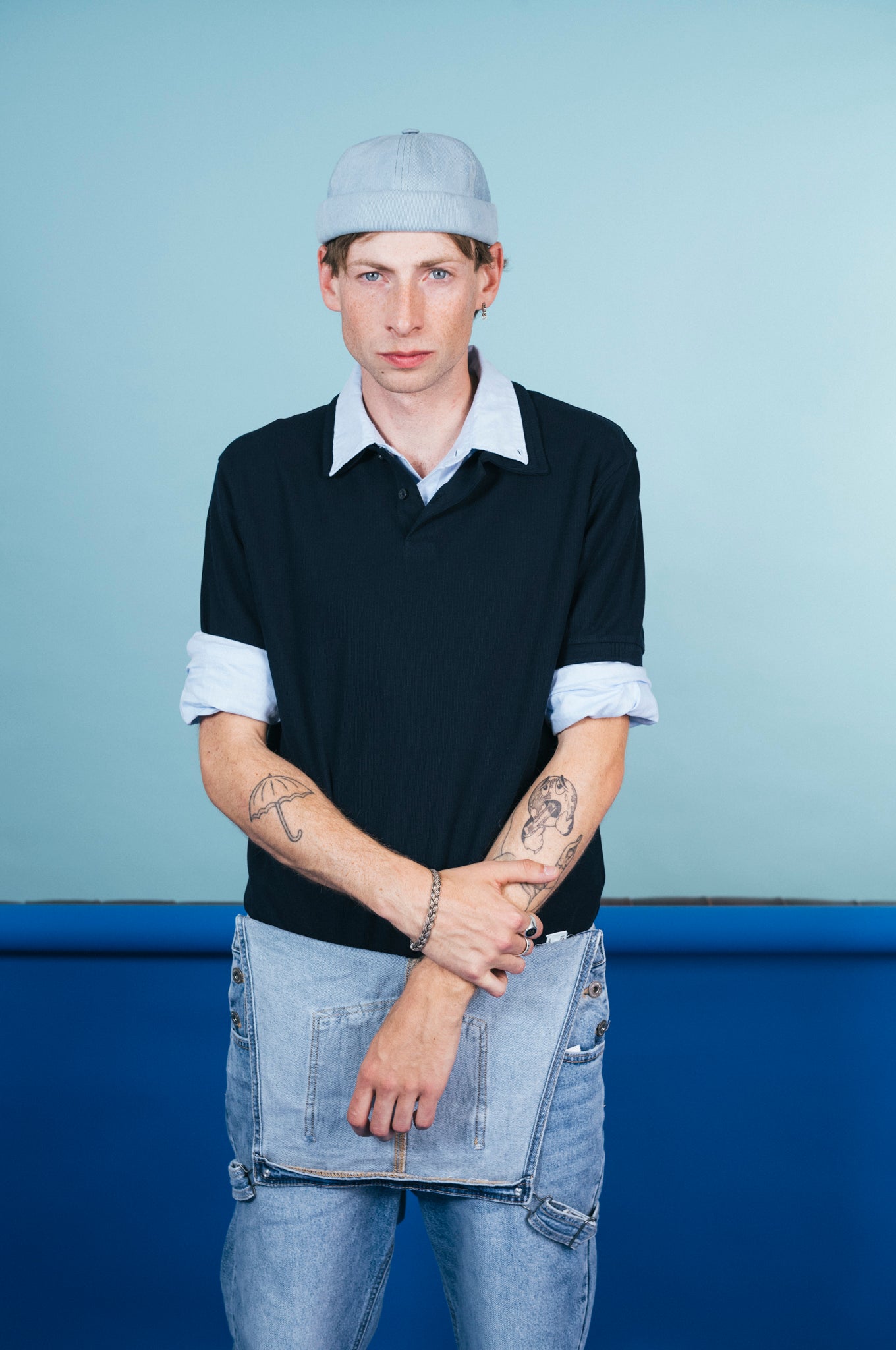 MIKI DOCKER CHAPEAU EN JEAN BLEU ÉCLABOUSSURES