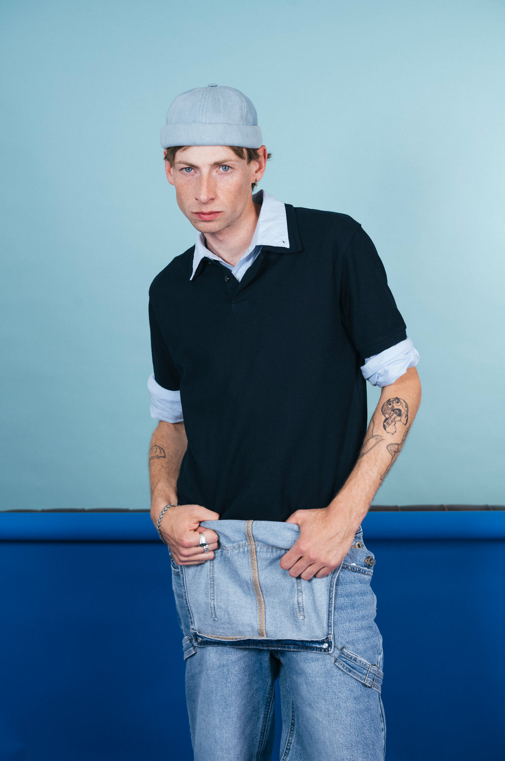 MIKI DOCKER CHAPEAU EN JEAN BLEU ÉCLABOUSSURES