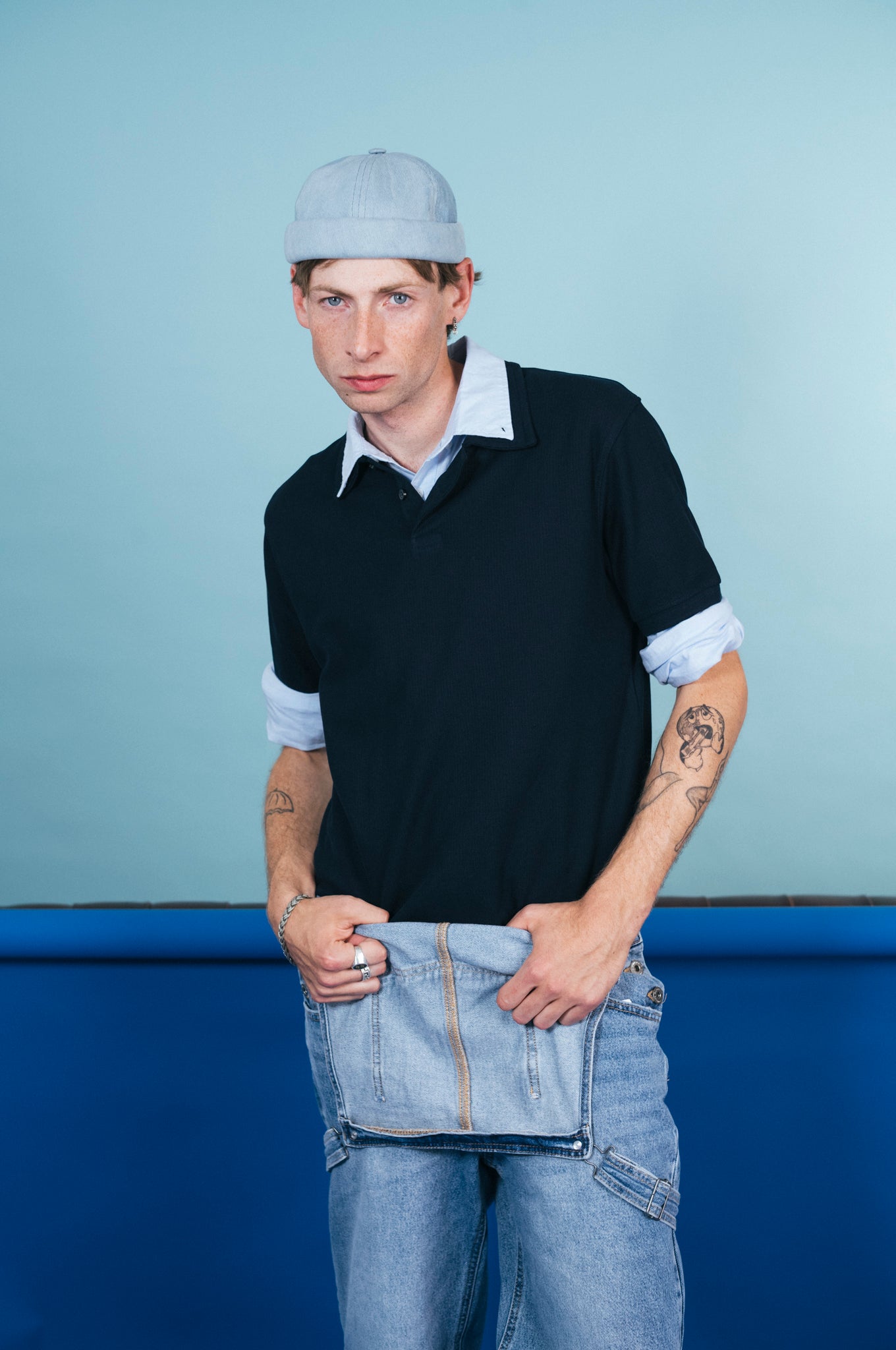 MIKI DOCKER CHAPEAU EN JEAN BLEU ÉCLABOUSSURES