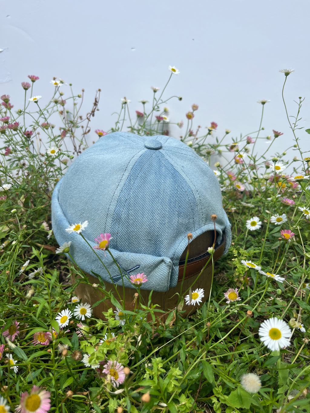 MIKI DOCKER CHAPEAU EN JEAN BLEU ÉCLABOUSSURES