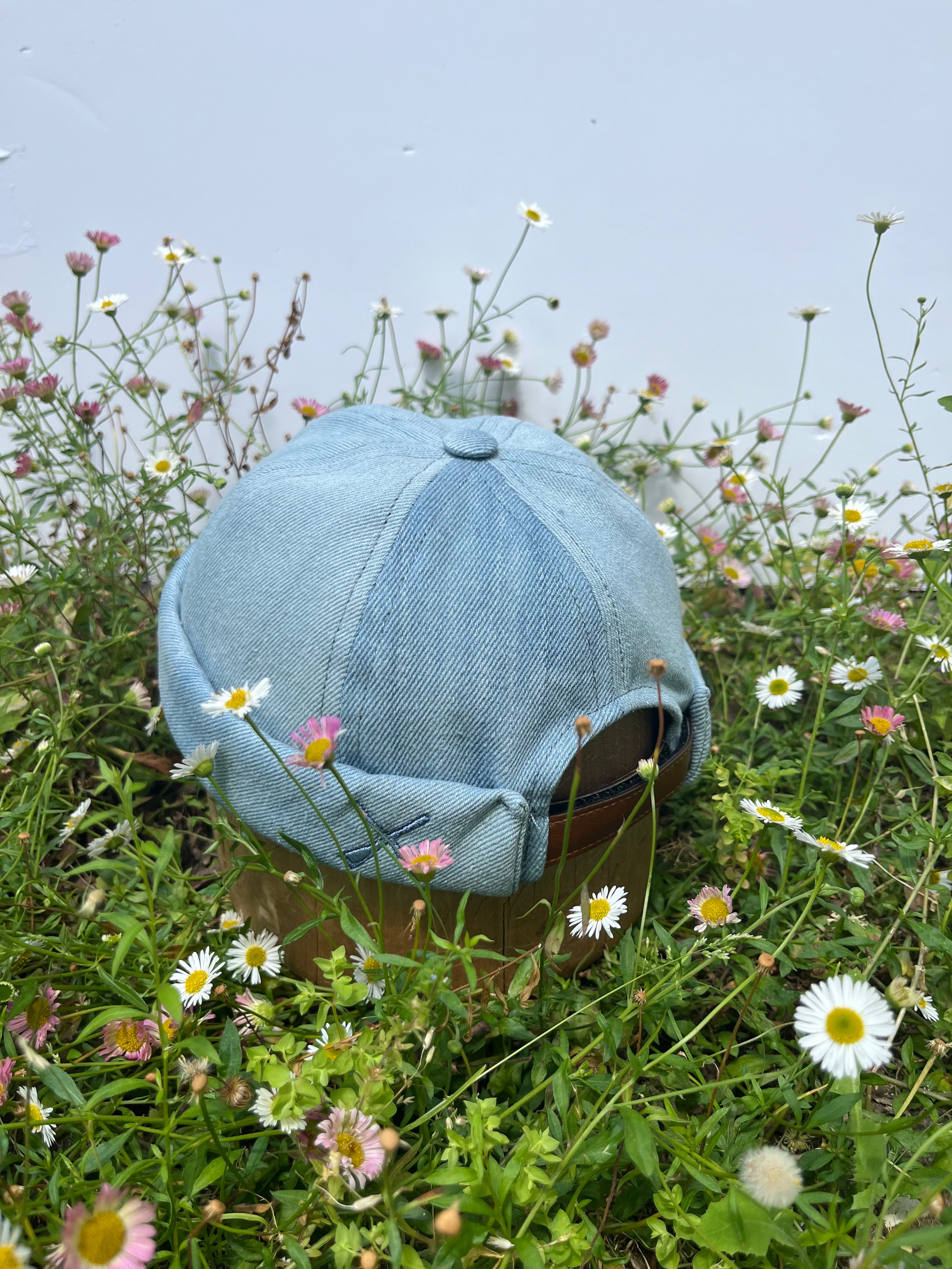 MIKI DOCKER CHAPEAU EN JEAN BLEU ÉCLABOUSSURES