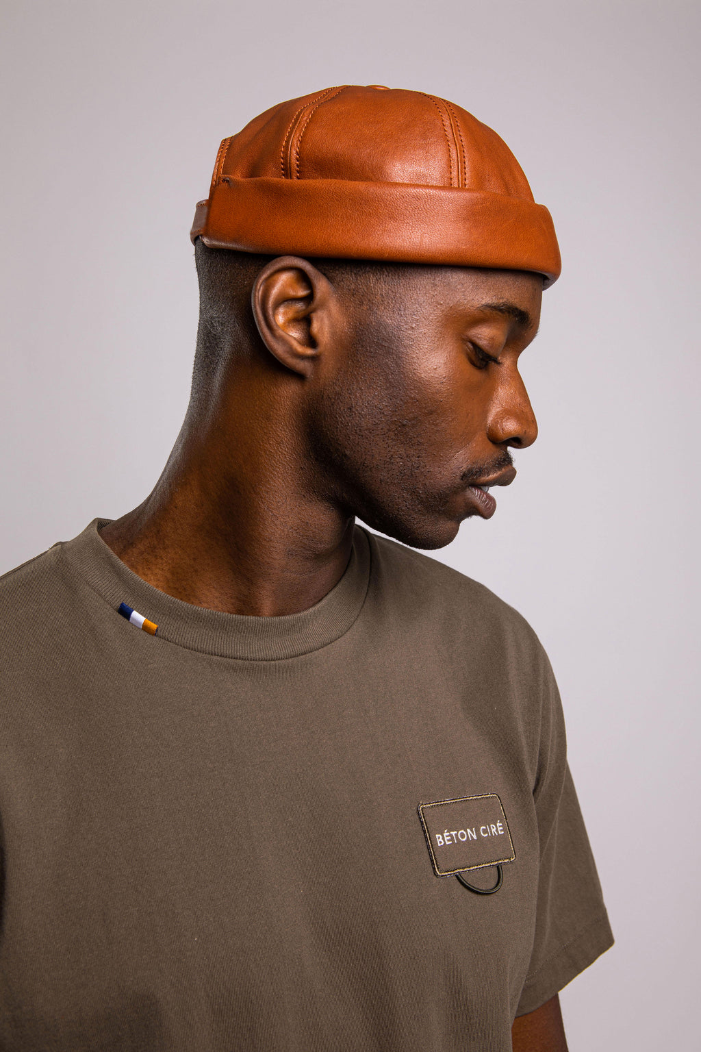 CHAPEAU DOCKER MIKI EN CUIR CIRÉ CAMEL